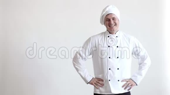 厨师用双手抓住他的腰带笑着看着摄像机然后交叉双臂抱在胸前视频的预览图