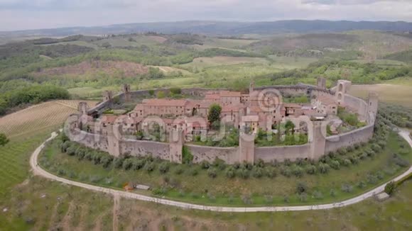 空中射击蒙特利戈尼中世纪的城堡在山上保存至今在意大利托斯卡纳夏季视频的预览图