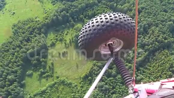 在森林上空的空中发射降落伞视频的预览图