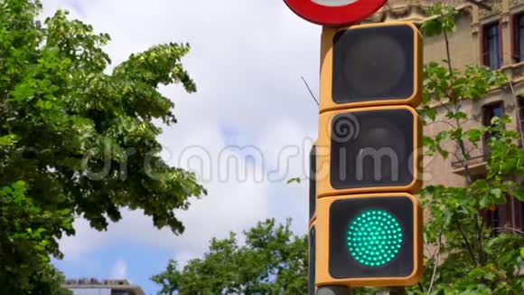 现代交通LED灯闪烁颜色由绿色变为黄色最后变为红色视频的预览图