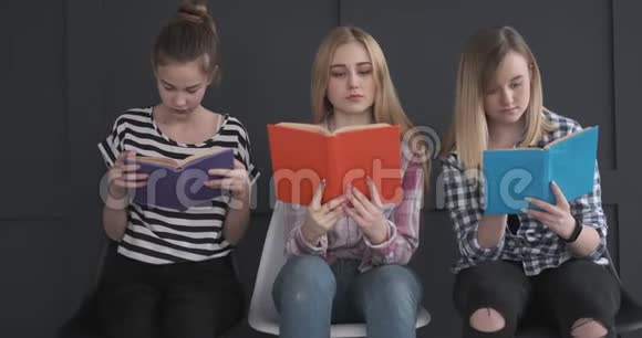 三个十几岁的女孩在看书视频的预览图