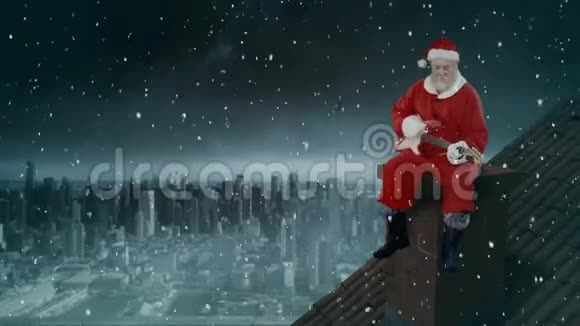 视频合成与降雪在桌面与圣诞老人坐在屋顶视频的预览图