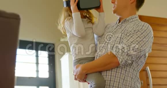 女孩和父亲一起使用虚拟现实耳机视频的预览图