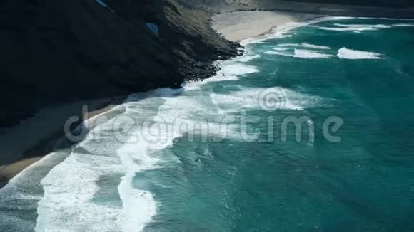 卡瓦维卡海滩绿松石浪黄沙悬崖峭壁升云挪威洛福托视频的预览图