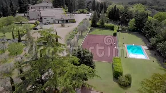 空中射击美丽的别墅有游泳池和网球场意大利托斯卡纳地区的度假胜地视频的预览图