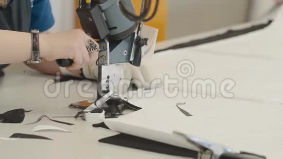 工人使用圆形纺织刀视频的预览图