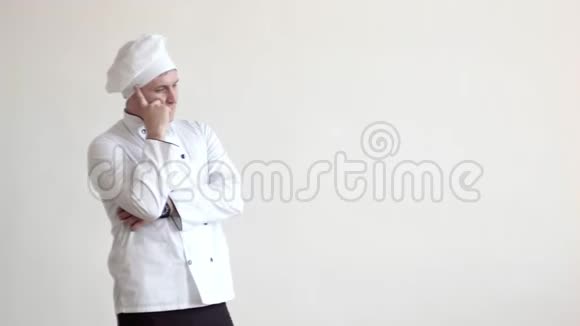 厨师把他的手放在肋骨上第二个放在头上摸了摸胡子想了想什么视频的预览图