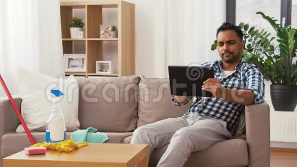 印度男人在家清洁后带平板电脑视频的预览图