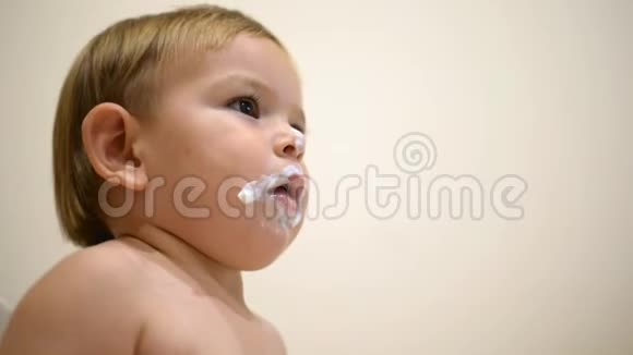 爸爸用勺子喂宝宝奶酸奶餐有趣的孩子脸糟糕的婴儿食品视频的预览图