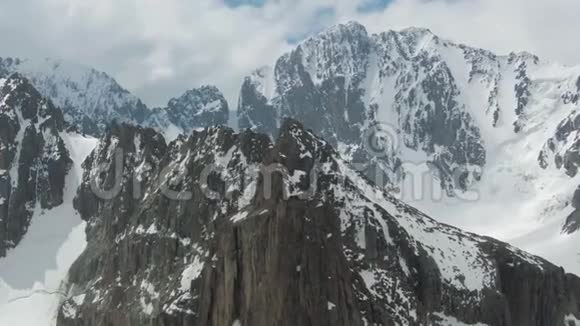天山雪山空中观景视频的预览图