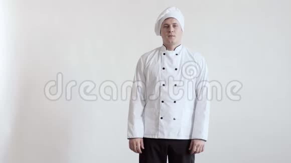 沮丧的厨师长叹了口气张开双手在白色的背景上低下头视频的预览图