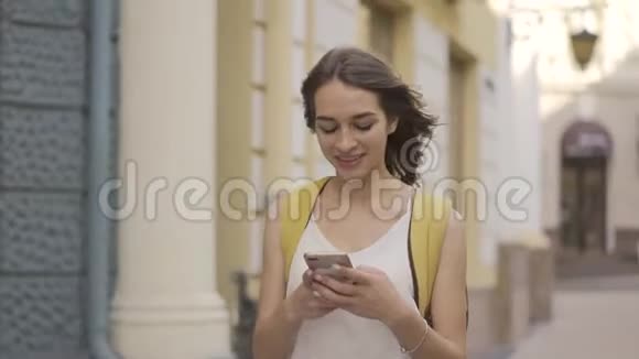 快乐兴奋的年轻女性在手机上查看邮箱时获得购物折扣并呼吁分享成功视频的预览图