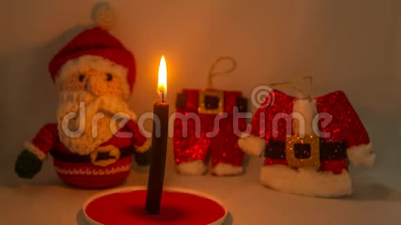 圣诞蜡烛随着圣诞老人的背景和他的裤子与夹克的结合而消失视频的预览图