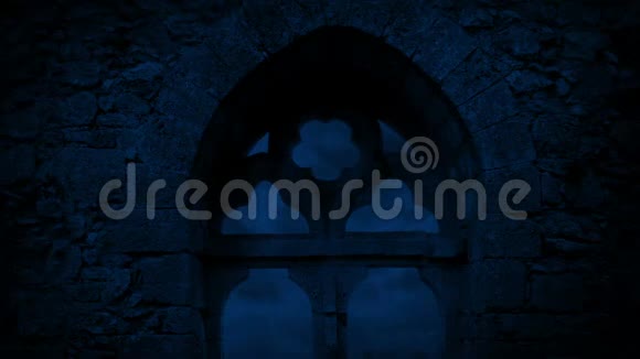 中世纪废墟的窗户在夜晚视频的预览图
