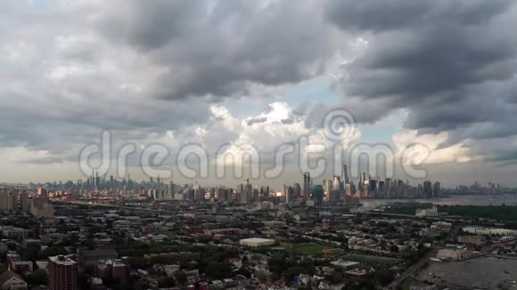 新泽西州泽西城的广袤视野背景中隐约可见纽约市视频的预览图