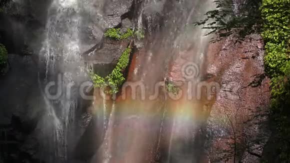 泉水带彩虹视频的预览图