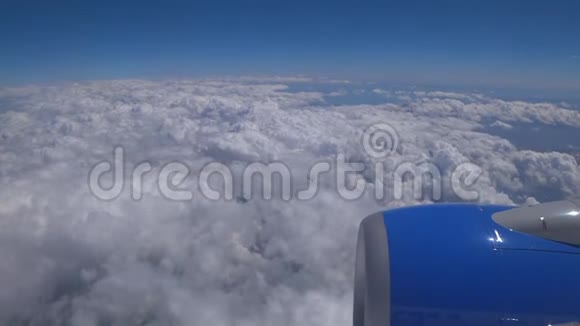 从飞机的窗口看天空和山脉视频的预览图