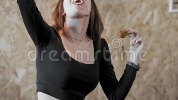 女孩吃快餐把薯条倒进嘴里肥胖社会和营养不良的概念视频的预览图