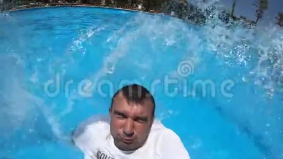 一个人在蓝水泳池里游泳视频的预览图