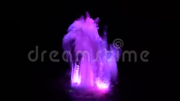 黑色背景上隔离的夜间喷泉视频视频的预览图