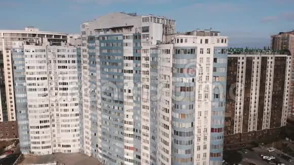 在阳光明媚的夏日无人驾驶飞机上鸟瞰敖德萨市和阿卡迪亚现代建筑视频的预览图