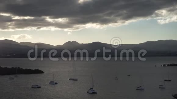 瓜达卢佩岛附近许多帆船在平静的水域航行背景是山和云视频的预览图