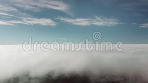空中射击美丽的飞行在火山谷上空的云层之上在山路的框架内视频的预览图