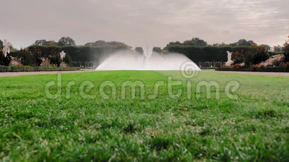 德国汉诺威花园里有泼水的大喷泉前景是一片草地在里面视频的预览图