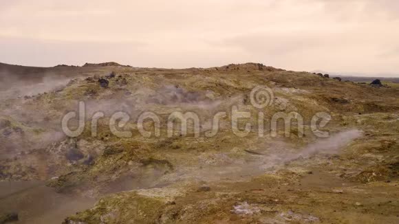 火星景观地热活动热蒸汽从地面喷发冰岛视频的预览图