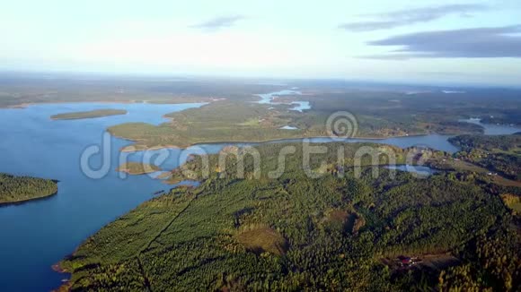 鸟瞰芬兰群岛上满是岛屿奥兰群岛的一片林地和海洋的空中镜头视频的预览图
