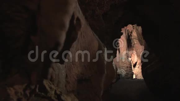 洞穴里黑暗的走廊视频的预览图