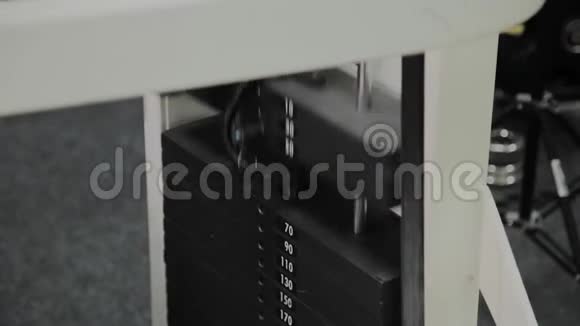 健身馆里堆放着千克和磅重的减肥机有重量的盘子的特写视频的预览图