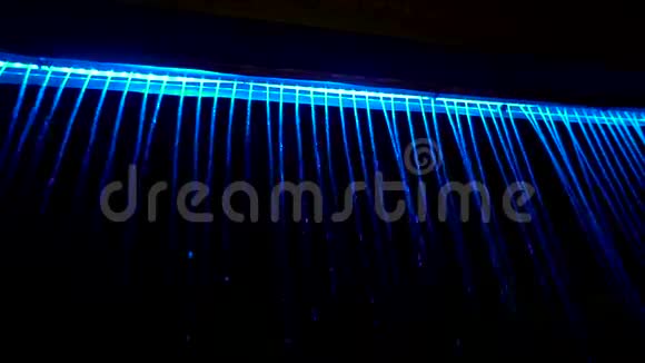 巴塞罗那餐厅装饰彩色瀑布视频的预览图