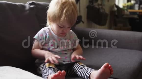幼儿宝宝玩智能手机视频的预览图