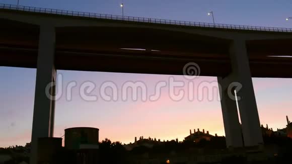 4月25日葡萄牙里斯本标志性的大桥日落时分从下方展开蓝色为洋红色和粉红色视频的预览图