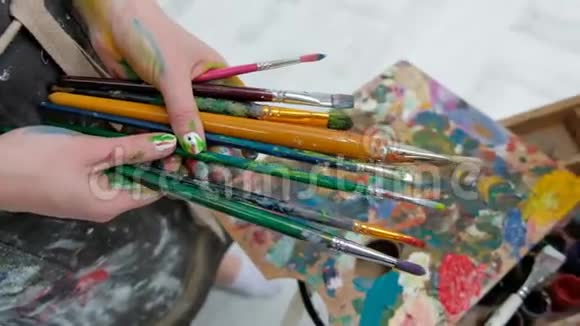 在艺术家女人手中刷刷绘画和艺术视频的预览图