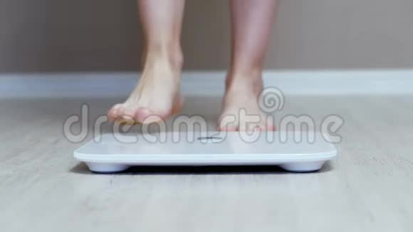 每日体重测量女性腿站立数字智能秤视频的预览图