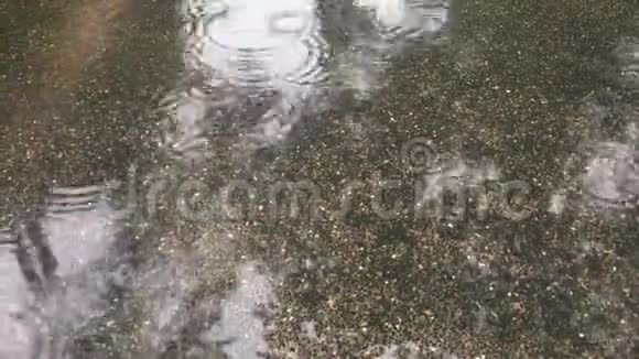 水泥地板上的涟漪雨滴视频的预览图