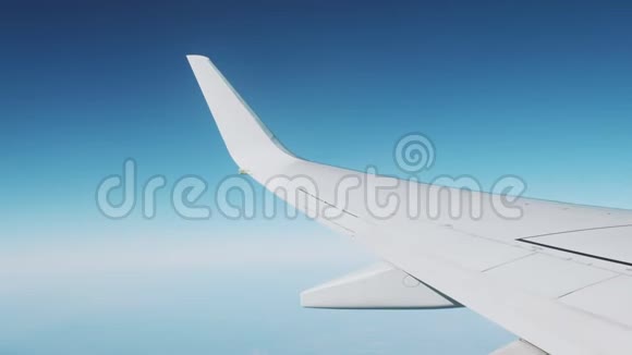 从蓝天和高山上飞行飞机的窗户上观看晴天乘飞机旅行视频的预览图