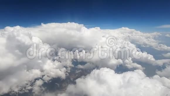 从窗口观看乘客座位上的飞机飞行上空的云和海与热带岛屿视频的预览图