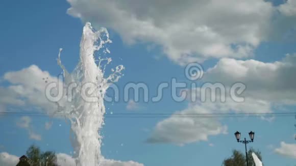 水流缓慢地从强烈的喷泉流出来背景是蓝天和白云水视频的预览图