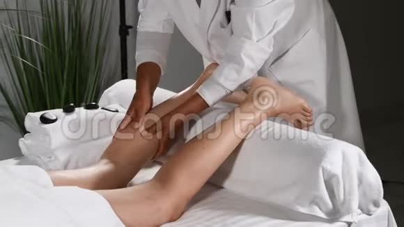 中国理疗师进行腿部按摩视频的预览图