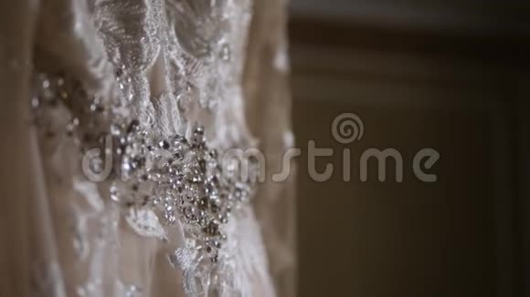 特写挂式婚纱象牙绣有莱茵石视频的预览图