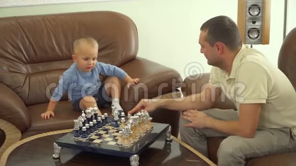 爸爸教小儿子下棋视频的预览图