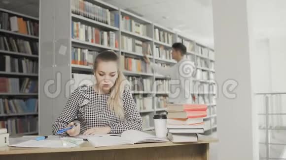 两名白种人大学生准备在图书馆考试视频的预览图