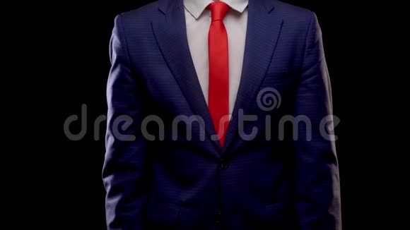 一个穿着商务服的年轻人一件带着红色领带的白色衬衫一再伸出手握手视频的预览图