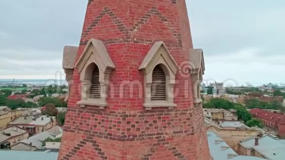 近距离鸟瞰敖德萨路德圣保罗大教堂塔尖建筑细节视频的预览图