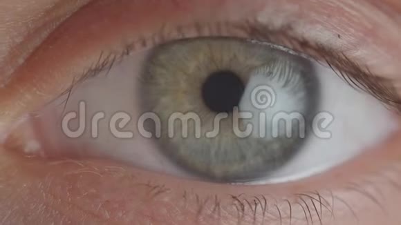 瞳孔缩小的绿色眼睛特写镜头视频的预览图