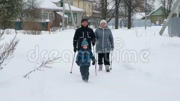 芬兰冬季运动北欧步行年长的女人和男人在寒冷的森林里徒步旅行户外活动的人视频的预览图