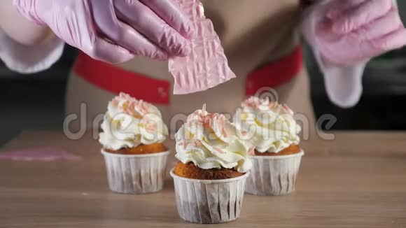 糕点厨师装饰松饼与奶油在纸杯与华夫饼手特写视频的预览图